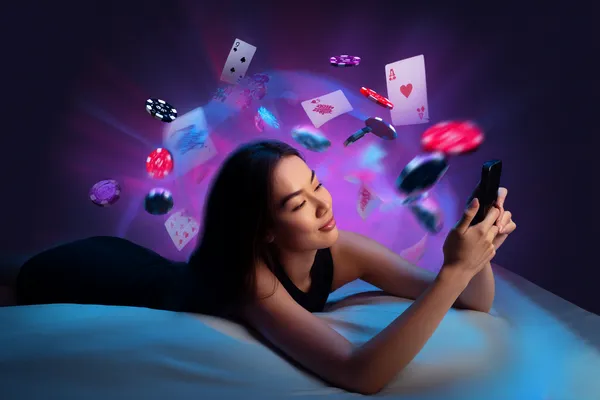 Une jeune femme se détend avec son téléphone tandis que des éléments de casino flottent autour d'elle, illustrant l'expérience mobile fluide proposée par l'application SPINAURA.