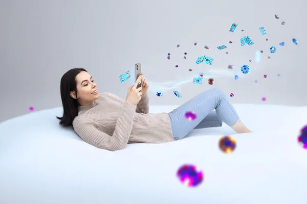 Une femme souriante en tenue traditionnelle utilise son smartphone pendant un moment festif, montrant à quel point l'application SPINAURA s'intègre facilement au quotidien.