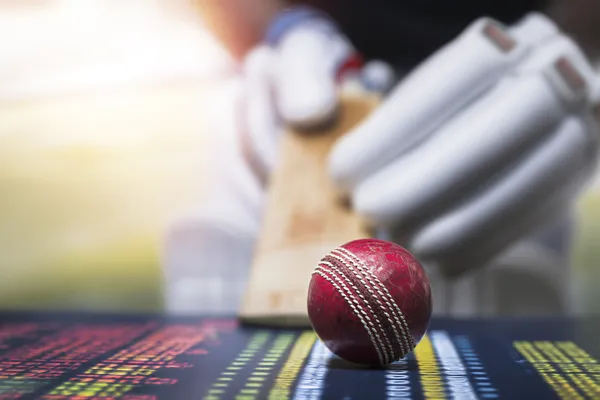 Une femme sourit en jouant en ligne sur son ordinateur portable au milieu d'éléments de casino lumineux, illustrant la collection variée de jeux proposée par SPINAURA.