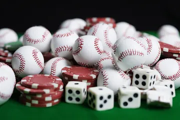 Une roulette lumineuse entourée de jetons symbolise les jeux en direct et les formats instantanés disponibles sur SPINAURA.