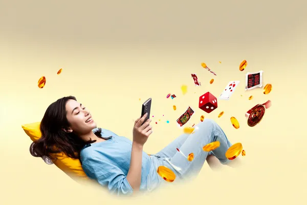 Une femme sourit près de machines à sous lumineuses affichant des symboles chanceux, mettant en valeur l'offre de slots SPINAURA.