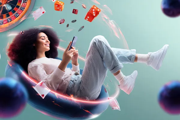 Un joueur utilise son smartphone lors d'un événement festif local, représentant le casino SPINAURA entièrement adapté au mobile.