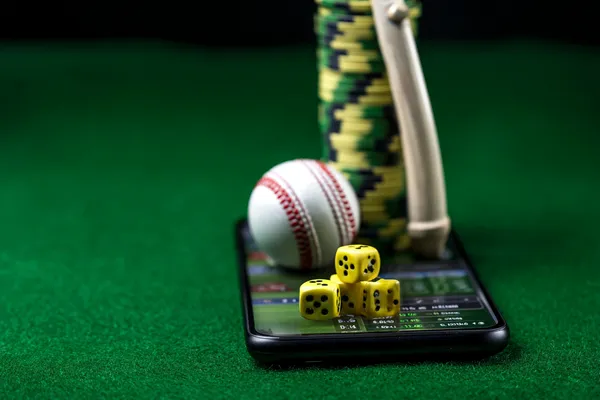 Un croupier sûr de lui entouré de jetons invite les joueurs à accéder à leur compte SPINAURA, reflétant des options de connexion simples et rapides.