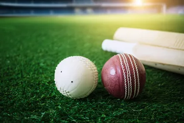 Une personne utilise son appareil devant un fond aux accents casino, illustrant la fluidité du retour sur SPINAURA.